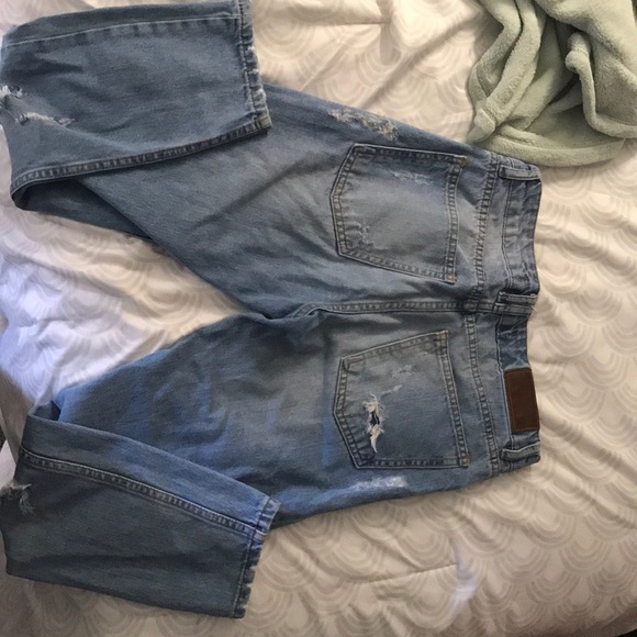 Distressed light wash boyfriend jeans - Picture 4 of 7